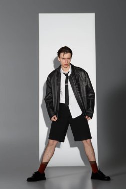 Genç bir adam kendine has tarzını cesur bir kıyafetle sergiliyor. Çağdaş uzayda kendine güveni tam..