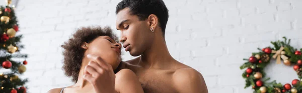 Giovane e appassionata donna afroamericana vicino al fidanzato senza maglietta, banner — Foto stock