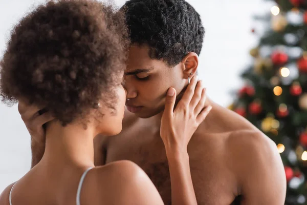 Jovem e sexy casal afro-americano tocando uns aos outros enquanto de pé cara a cara em casa — Fotografia de Stock