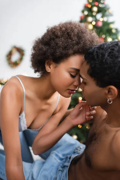 Sexy und zärtliche afrikanisch-amerikanische Frau berührt Gesicht von hemdlosen Liebhaber — Stockfoto