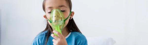 Criança em vestido de paciente usando máscara de oxigênio na clínica, banner — Fotografia de Stock