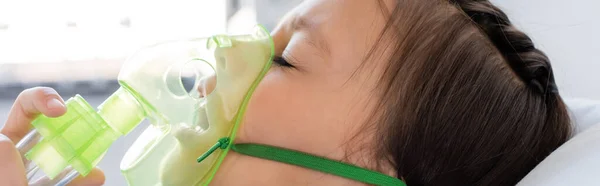 Criança usando máscara de oxigênio na enfermaria do hospital, banner — Fotografia de Stock