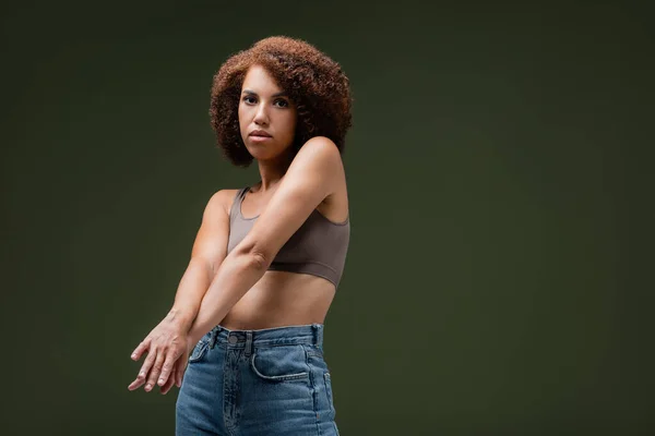 Donna afroamericana in posa superiore isolato su verde scuro — Foto stock
