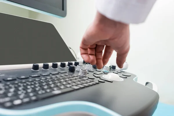 Vista parziale del medico che regola la macchina ad ultrasuoni in ospedale — Foto stock