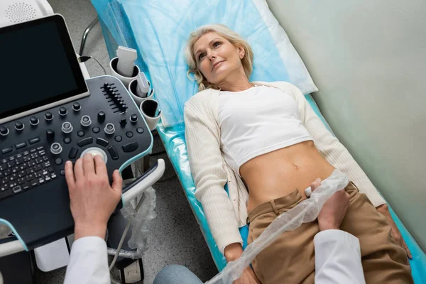 Vue grand angle du médecin faisant l'échographie abdominale de la femme couchée — Photo de stock