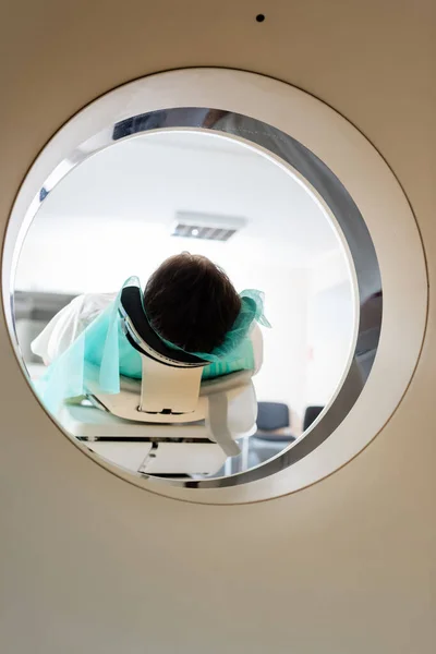 Брюнетка мужчина делает компьютерную томографию в больнице — стоковое фото