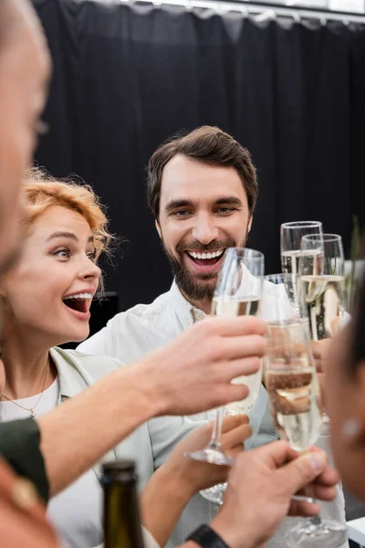 Веселі багатонаціональні бізнесмени смердять шампанське в офісі — стокове фото