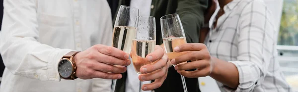 Vista cortada de pessoas de negócios multiétnicos clinking champanhe no escritório, banner — Fotografia de Stock
