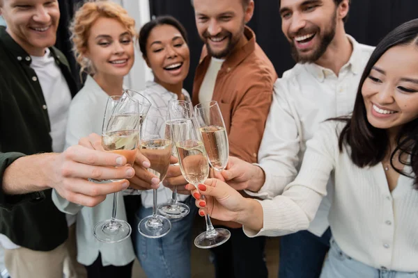 Verschwommene multikulturelle Geschäftsleute stoßen im Amt mit Champagner an — Stockfoto