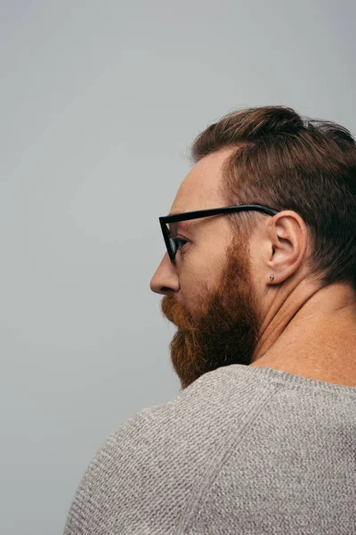 Side view of stylish bearded man in eyeglasses looking away isolated on grey — Stock Photo