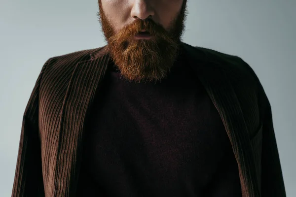 Обрізаний вид бородатого чоловіка в горлиці і блістері ізольований на сірому — стокове фото