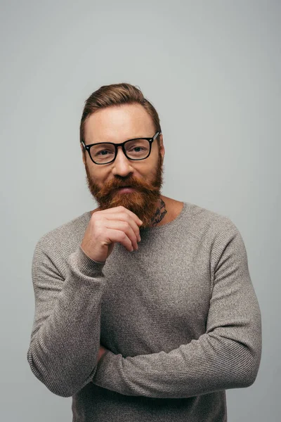 Homme barbu à manches longues et lunettes souriant isolé sur gris — Photo de stock