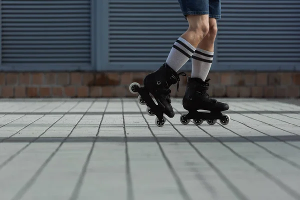 Vista recortada del hombre en calcetines de rodilla y patines al aire libre — Stock Photo