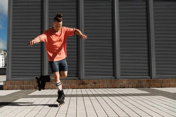 Focused roller skater riding on one leg on urban street — Stock Photo