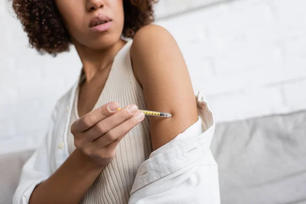 Vista cortada da mulher africana americana com diabetes fazendo injeção de insulina no braço em casa — Fotografia de Stock