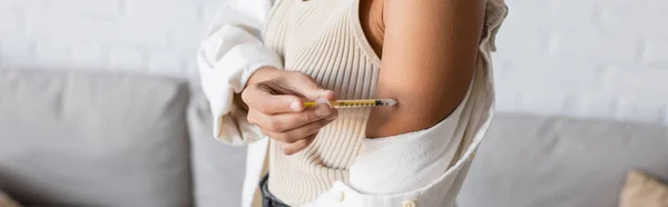 Vue recadrée de la femme afro-américaine diabétique faisant une injection d'insuline dans le bras, bannière — Photo de stock