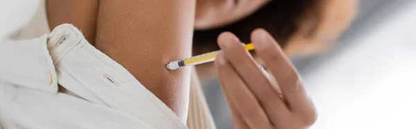 Vue en angle bas de femme afro-américaine floue avec diabète faisant injection d'insuline, bannière — Photo de stock