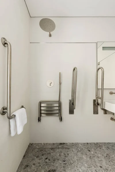 Интерьер белой ванной комнаты для инвалидов в отеле — стоковое фото