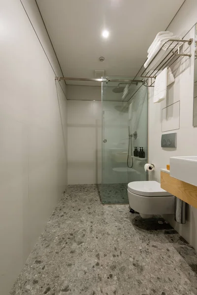 Интерьер современной ванной комнаты с белой раковиной и туалетом — стоковое фото