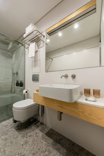 Інтер'єр сучасної ванної кімнати з білими чистими окулярами біля раковини — стокове фото