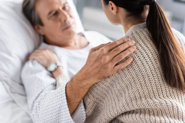 Verschwommene ältere Patientin umarmt Tochter auf Krankenhausstation — Stockfoto