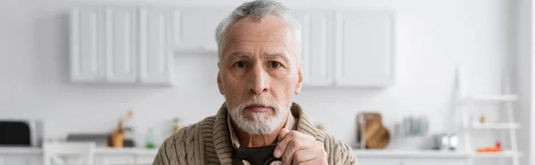 Aged and depressed man with alzheimer syndrome looking at camera at home, banner — Stock Photo