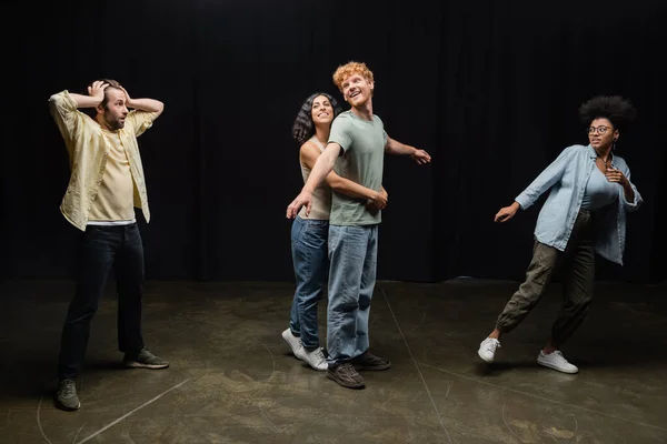 Повна тривалість емоційних міжрасових учнів акторських навичок шкільної репетиції в театрі — стокове фото
