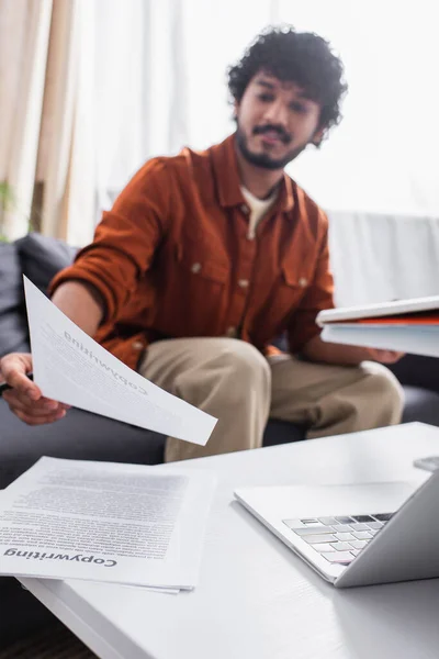 Copywriting indiana borrada trabalhando no sofá na sala de estar — Stock Photo