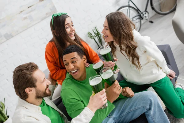 Міжрасові друзі з зеленим пивом говорять в день святого патруля — стокове фото