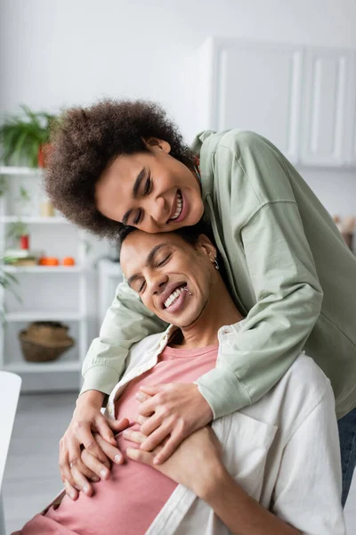 Glücklich afrikanisch amerikanisch frau hält hände von freund zu hause — Stock Photo