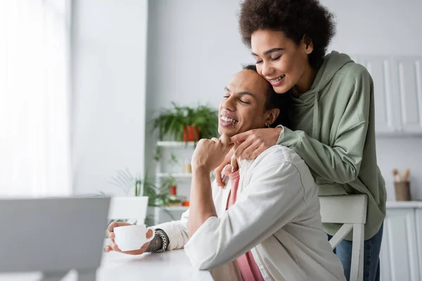 Молодая африканская американка трогает руку своего парня за кофе дома — стоковое фото