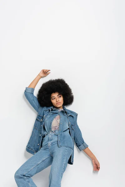 Modèle afro-américain élégant en chemise et gilet en denim sur fond gris — Photo de stock