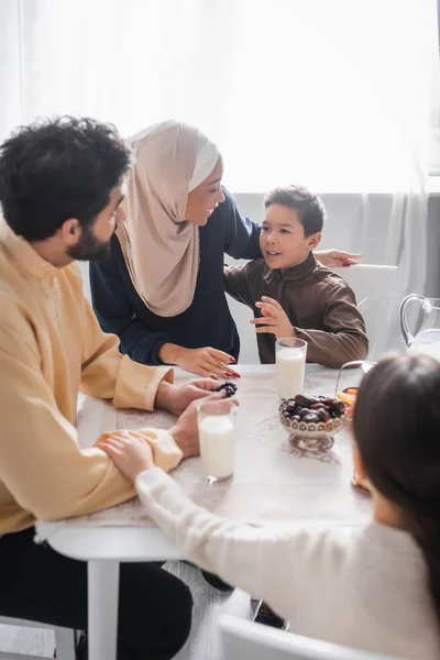 Famille musulmane parlant pendant le petit déjeuner traditionnel suhur à la maison — Photo de stock