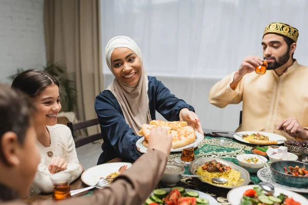 Familia del Medio Oriente cenando iftar durante el ramadán - foto de stock
