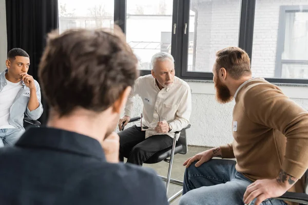 Man with alcohol addiction sharing problem during alcoholics meeting in rehab center — Stock Photo