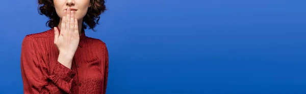 Visão parcial da jovem mulher em blusa borgonha mostrando símbolo significado obrigado na língua de sinais isolado em azul, banner — Fotografia de Stock