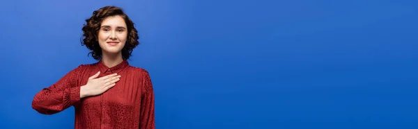 Felice donna bruna raccontando per favore sul linguaggio dei segni isolato sul blu, striscione — Foto stock