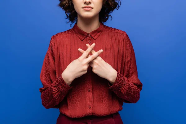 Vista ritagliata di giovane insegnante gesticolando durante l'utilizzo del linguaggio dei segni isolato sul blu — Foto stock