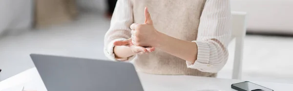 Обрезанный вид учителя, показывающий знак, означающий помощь на языке жестов во время онлайн-урока дома, баннер — стоковое фото