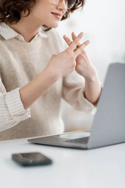 Cropped view of teacher showing British two handed sign alphabet meaning letter f while teaching fingerspelling online — Stock Photo