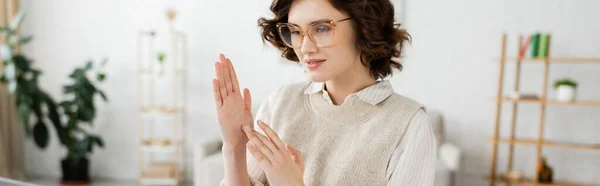 Jovem professor com cabelo encaracolado mostrando gesto de linguagem de sinais de duas mãos, banner — Fotografia de Stock