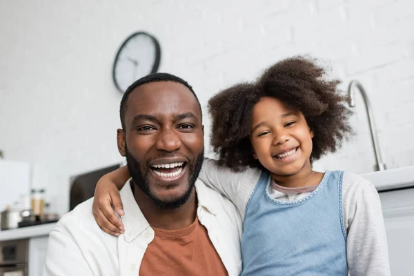 Retrato del alegre padre afroamericano y feliz niño mirando a la cámara - foto de stock