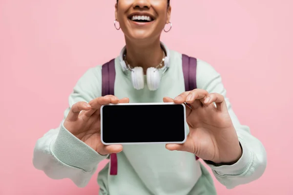 Vista cortada de mulher americana africana alegre segurando smartphone com tela em branco isolado em rosa — Fotografia de Stock