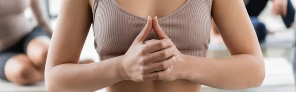 Обрезанный вид женщины в верхней медитации в классе йоги, баннер — стоковое фото