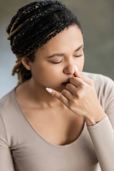 Giovane donna afro-americana che pratica la respirazione narice e la meditazione in studio di yoga — Foto stock