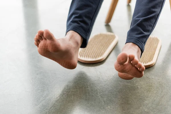 Visão cortada do homem mostrando resultado após a prática de pé de unha no estúdio de ioga — Fotografia de Stock