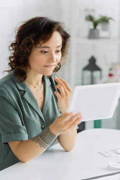 Speech therapist explaining sound during video call on digital tablet in consulting room — Stock Photo