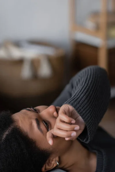 Jeune femme multiraciale avec apathie et dépression pleurant à la maison — Photo de stock