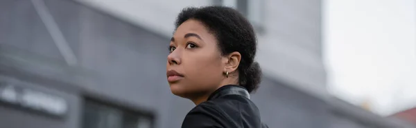 Femme multiraciale frustrée avec dépression regardant loin dans la rue urbaine, bannière — Photo de stock
