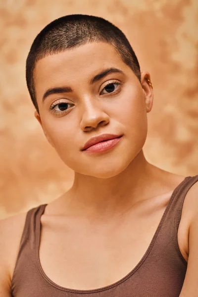 Aspetto naturale, accettazione di sé, giovane donna con i capelli corti in posa su sfondo beige screziato, individualità, generazione moderna z, bellezza e fiducia, movimento di positività del corpo, ritratto — Foto stock